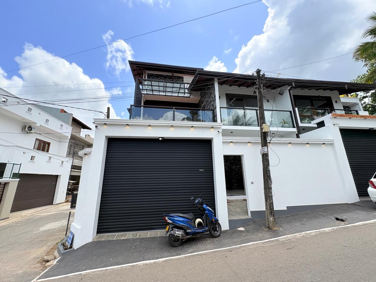 🏡✨ BRAND NEW 3-STOREY LUXURY HOUSE FOR SALE – MALABE ✨🏡