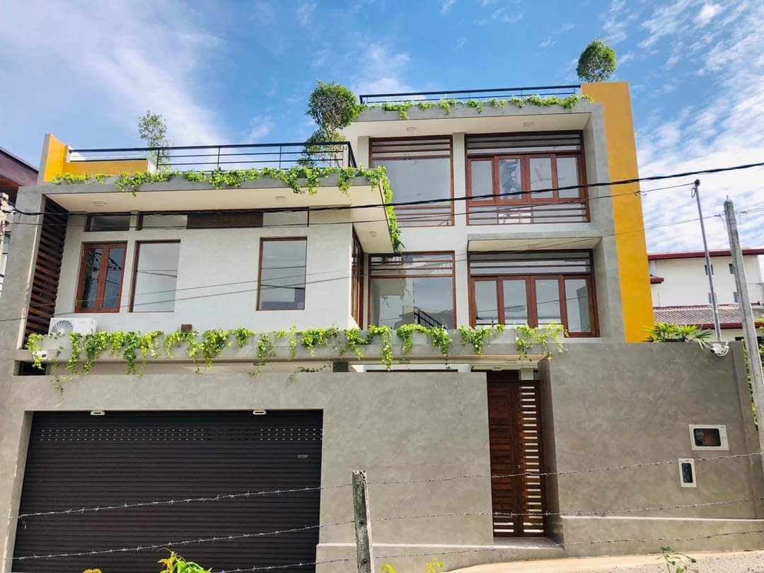 🏡✨ BRAND NEW LUXURY 3-STOREY HOUSE FOR SALE – THALAWATHUGODA / PANNIPITIYA ✨