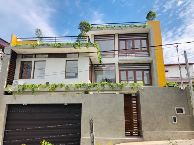 🏡✨ BRAND NEW LUXURY 3-STOREY HOUSE FOR SALE – THALAWATHUGODA / PANNIPITIYA ✨